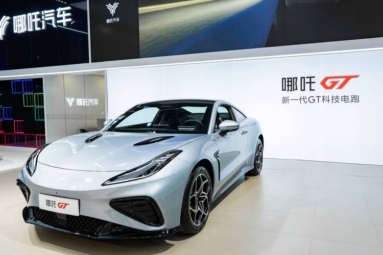 广州151哪吒汽车在智能汽车领域的表现，领途汽车在新能源汽车市场中的影响力